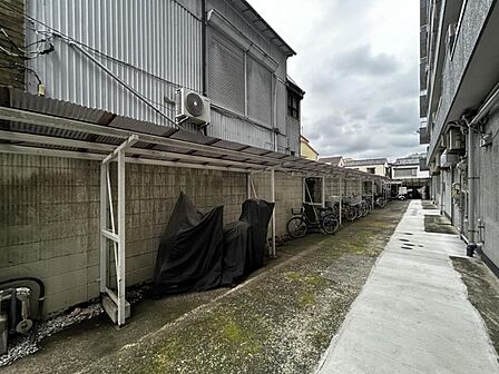 【駐輪場】屋根付きの駐輪スペースがあり、雨の日も安心です。
