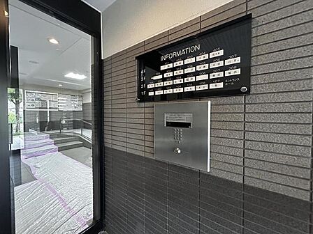 【エントランス】建物の印象を高める洗練された佇まい。