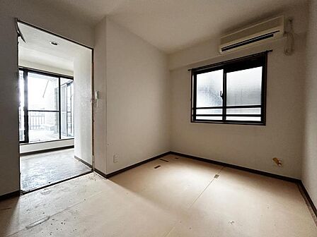 【洋室】内装リニューアル中。新たな装いでお引き渡しいたします。