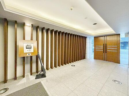 【エントランス】管理体制の良さが感じられる清潔感溢れるエントランス