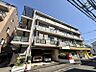 外観：【外観】周囲の街並みと調和する落ち着いた色調。上質な日常を予感させる。