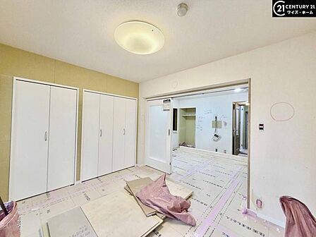 【洋室:5.5帖】お部屋がすっきり片付く収納と、明るい光が差し込む、居心地ばっちりの洋室へアップデート中です。