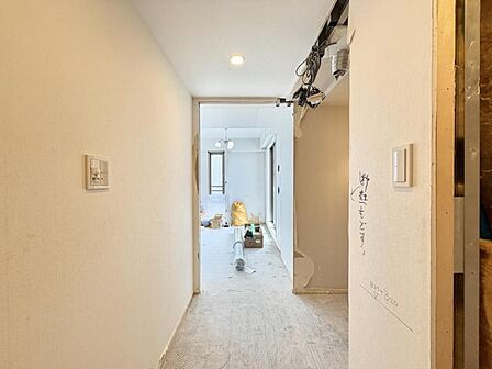 【玄関】ドアを開けた瞬間、パッと明るい気持ちになるような『お家の顔』をただいま計画中です。