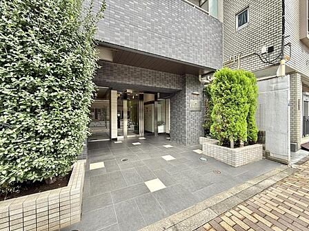 【エントランス】住まいへと続く落ち着いた導入空間。
