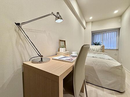 【洋室】静かな洋室は、仕事にも読書にもぴったり。家族の気配を感じながらも、集中できる“自分時間”を確保できます。