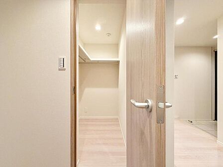 【収納】廊下にはWICを備え豊富な収納力を確保。衣類や荷物をすっきりと収め、居室を美しく保てます。