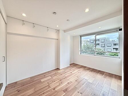 【洋室:5.6帖】 一日の疲れをいやしてくれる主寝室。時を忘れて過ごす場所として過ごせるお部屋です。