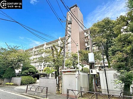 【外観】 青空に映える重厚な佇まい。都心の喧騒を忘れさせる端正な外観。