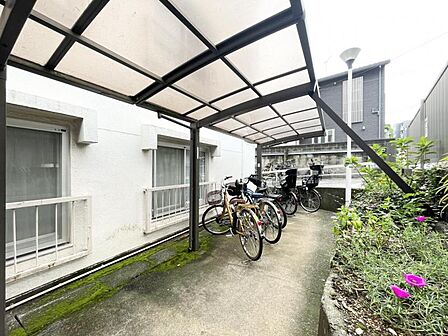 【駐輪場】敷地内に設置されており、日々の利用にも便利です。