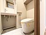 トイレ：【トイレ】　小さなお子さまも使うトイレだからこそ、掃除のしやすさは大切。床材や壁の素材にも配慮され、日々のメンテナンスがぐっとラクになります。