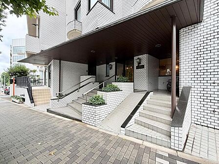 【エントランス】 しっかりと管理が行き届き開放感があり明るいマンションの顔