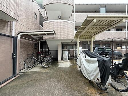 【駐輪場】 広くしっかりと区画分けされた駐輪場。管理も行き届いて使いやすそうです。