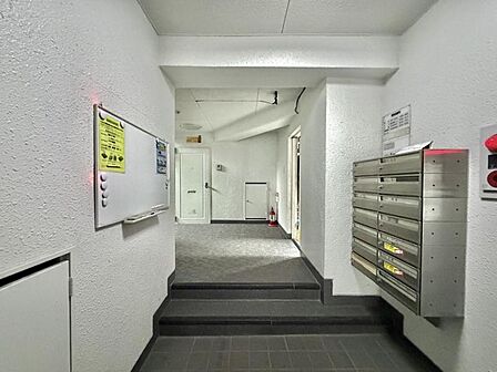 【エントランス】落ち着いた雰囲気のエントランスで皆様をお出迎え