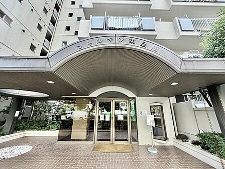【エントランス】住む人や訪れる人を室内へと優しくエスコートします。
