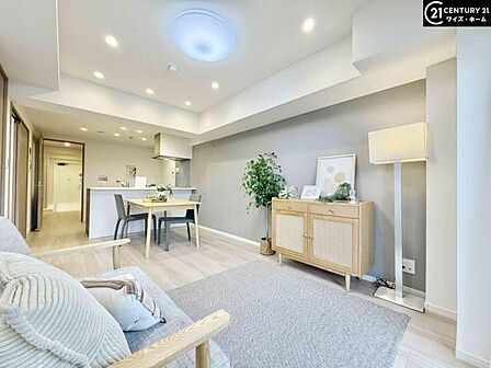 【LDK:12.6帖】新築同様の心地よさを。最新の住設が揃う快適なリビング。