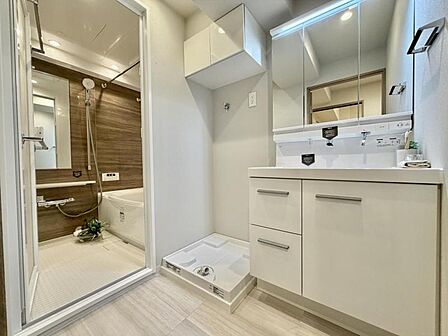 【洗面所】清潔感ある洗面化粧室で朝の身支度も快適。