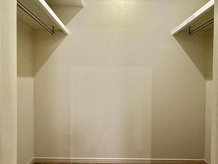 【収納】大きなWICが完備。衣類や大きな家電などをマルチに収納できて住空間をより広げてくれます。
