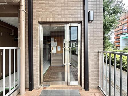 【エントランス】重厚な扉の向こうに広がる、プライベートな寛ぎへと続く道。