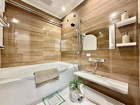 【浴室】浴室まで木目調で揃えた、住まい全体に一体感のあるデザインです。
