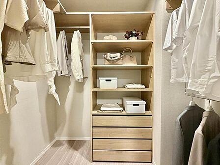 【収納】マルチWICを備え豊富な収納力を確保。衣類や荷物をすっきりと収め、居室を美しく保てます。