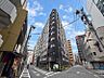 外観：【外観】　周囲の街並みと調和する落ち着いた色調。上質な日常を予感させる。