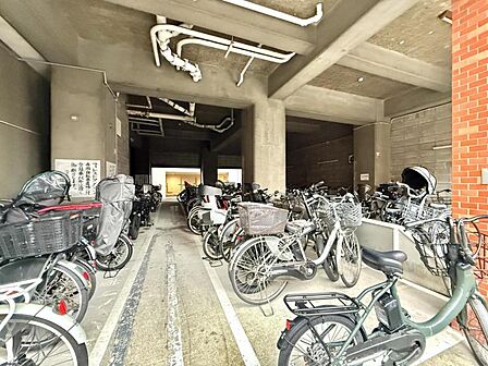 【駐輪場】屋内自転車置き場のため雨風の影響を受けにくく、保管環境も良好です。