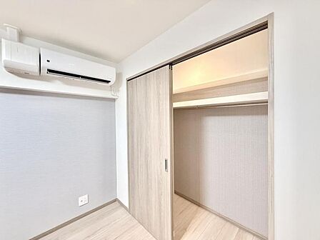 【収納】 大型のクローゼット完備。衣類だけではなく上部にバッグなどの小物、下部には季節の家電やスーツケース等スッキリと収納可能です