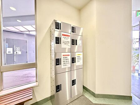 【宅配ボックス】 不在時も安心の宅配ボックス。忙しい現代の暮らしに寄り添う設備。
