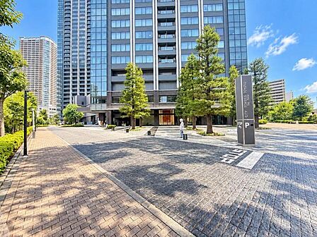 【前面道路】 きちんと整備された歩道。お子さまも歩くので安心感が大事です
