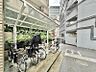 エントランス：【駐輪場】雨の日も快適な屋根付き駐輪場を完備。住まう人の動線に配慮した設計。
