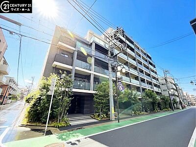 外観：【外観】　青空に映える重厚な佇まい。都心の喧騒を忘れさせる端正な外観。