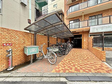 【エントランス】ゆとりあるフラットアプローチ。日々の歩みも優雅に迎えるエントランス。