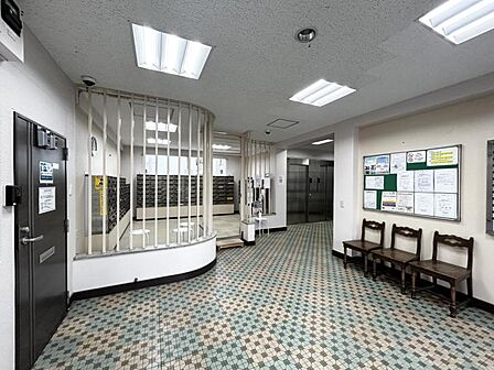 【エントランス】住まいの顔ともいえるエントランスは、上品で洗練された印象に仕上がっています。