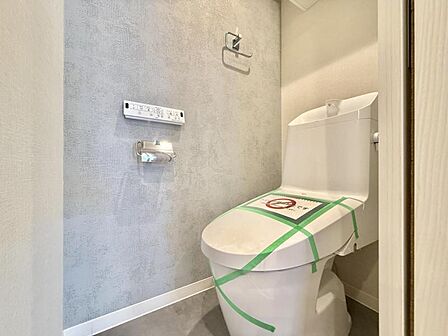 【トイレ】清潔感のあるシンプルで使いやすいトイレです。