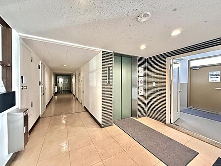 【エントランス】優雅さも感じられる重厚で高級感のあるエントランスです。