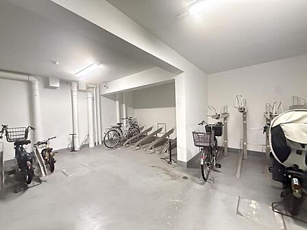 【駐輪場】屋内自転車置き場のため雨風の影響を受けにくく、保管環境も良好です。