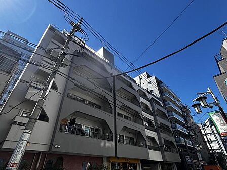 【外観】陽光をたっぷりと取り込む明るい住空間。圧迫感がなく街並みに馴染む落ち着いた佇まい。