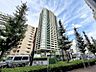 外観：【外観】　陽光をたっぷりと取り込む明るい住空間。圧迫感がなく街並みに馴染む落ち着いた佇まい。