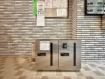 【宅配ボックス】不在時も安心の宅配ボックス。忙しい現代の暮らしに寄り添う設備。