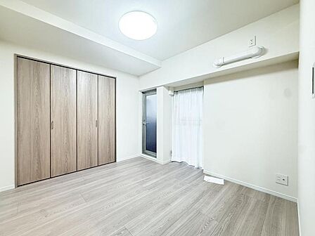 【洋室:6.3帖】 一日の疲れをいやしてくれる主寝室。時を忘れて過ごす場所として過ごせるお部屋です。