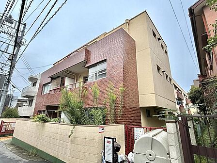 【外観】赤レンガ調の外観が印象的なマンション。時を重ねても色褪せない、レトロで落ち着きのある佇まいが魅力です。