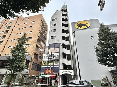 【外観】青空に映えるシャープな縦ライン。洗練を纏うアーバンフォルム。