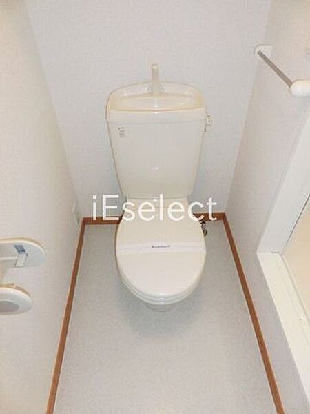 画像8:温水洗浄便座のトイレです。