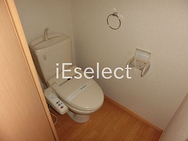 画像11:いつも清潔に保てる温水洗浄便座トイレです