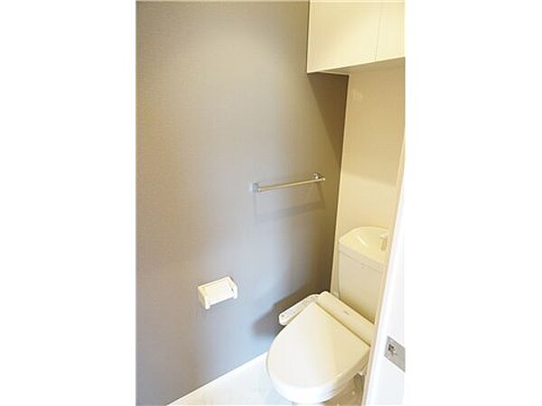 画像10:トイレ　扉付きの棚が使いやすい