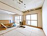 室内：【リフォーム中】リビング横和室6帖は洋室に変更いたします。照明交換、建具交換、クロス張替を行います。