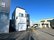 【リフォーム後写真】別角度の現地外観です。北東側の角地に面しています。屋根外壁は塗装いたしました。組込車庫は2ｍ以上の高さがあります。