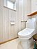 トイレ：【リフォーム済写真】新品のトイレに交換しました。トイレが交換されていると清潔で嬉しいですね。保温洗浄機能付きですので、冬場も温かいトイレで安心できそうですね。