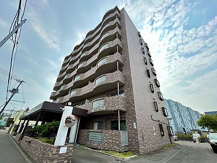 【外観】マンションの外観写真です。RC造地下1階付地上8階建て、タイル張りのマンションです。