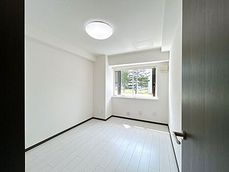 【リフォーム済_約5.64帖洋室】洋室(約5.64帖)の写真です。フローリング張替、クロス貼替、照明交換等を行いました。西向きのお部屋になります。